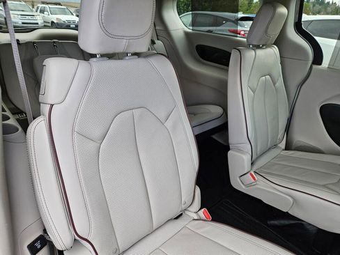 Used 2017 Chrysler Pacifica Limited image 15