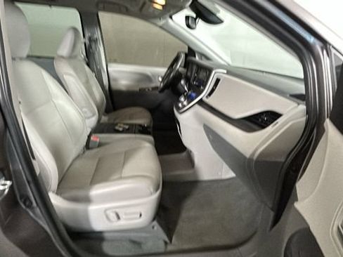 Used 2020 Toyota Sienna XLE FWD image 30
