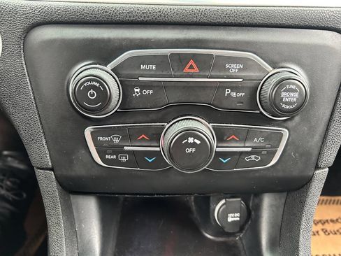 Used 2019 Dodge Charger SXT w/ Leather Interior Group RWD image 24