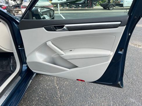 Used 2018 Volkswagen Passat 2.0T SE FWD image 30