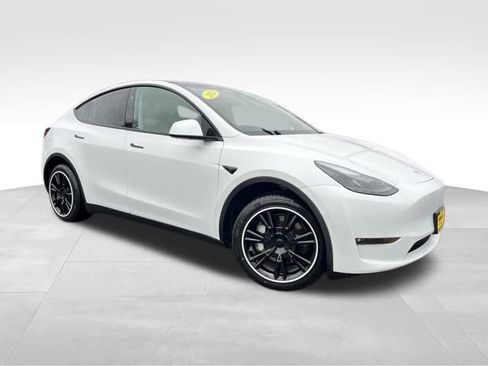 Used 2023 Tesla Model Y Long Range image 1