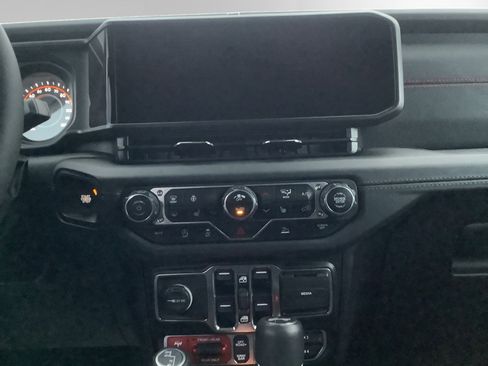 Used 2024 Jeep Wrangler Unlimited Rubicon w/ Technology Group image 11