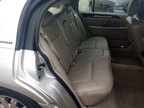 Used 2008 Lincoln Town Car Signature L image 12