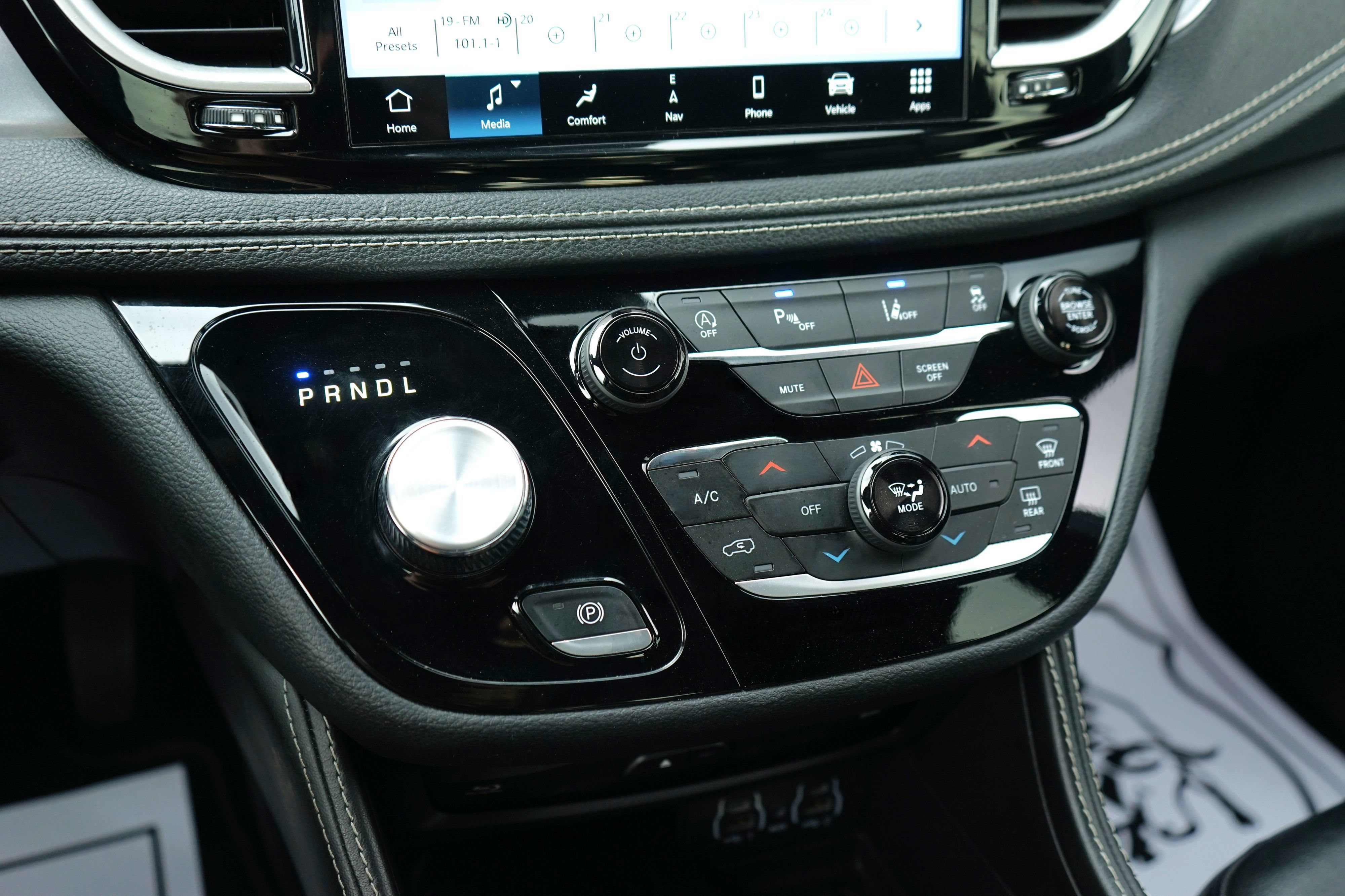 Used 2021 Chrysler Pacifica Touring-L w/ Uconnect Theater Family Group FWD image 23