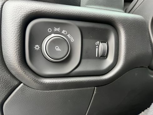 Used 2024 RAM 2500 Tradesman w/ Chrome Appearance Group image 20