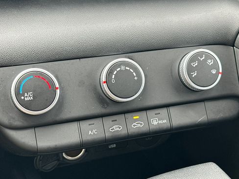 Certified 2025 Hyundai Elantra SE image 19