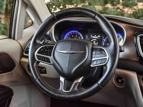 Used 2018 Chrysler Pacifica Touring-L image 14