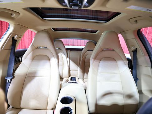 Used 2018 Porsche Panamera RWD image 29