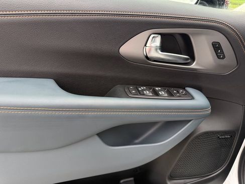 New 2027 Chrysler Pacifica Pinnacle w/ Theater Group FWD image 5
