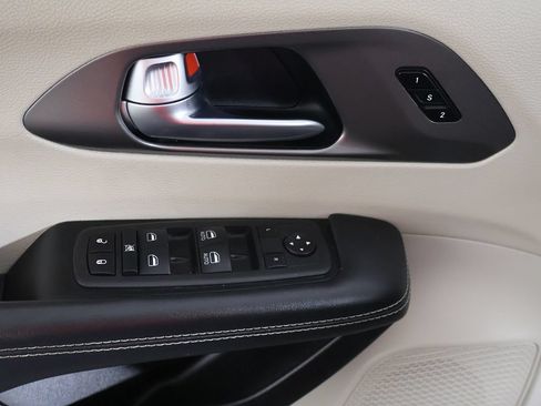 Used 2023 Chrysler Pacifica Touring-L FWD image 33