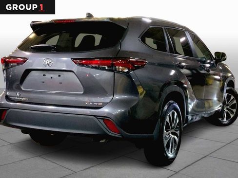 Used 2024 Toyota Highlander XLE image 12