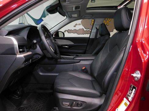 Used 2024 Toyota Grand Highlander Limited image 32