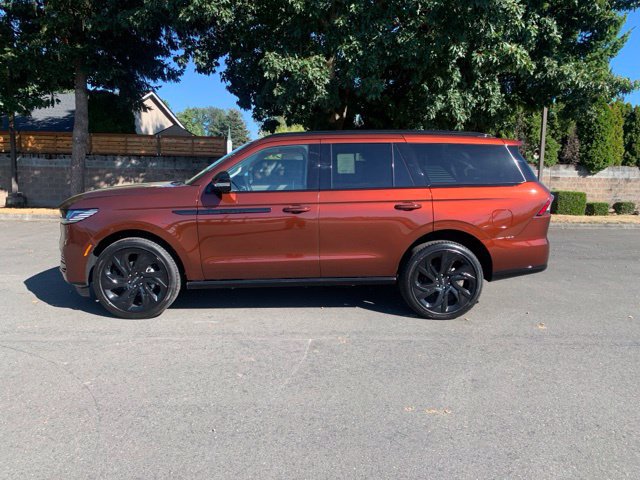 New 2027 Lincoln Navigator Reserve w/ Jet Appearance Package AWD/4WD image 2