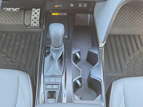 Used 2025 Toyota Camry SE w/ Convenience Package FWD image 14