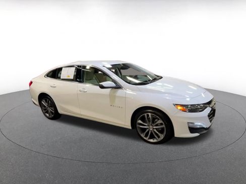 Used 2024 Chevrolet Malibu LT image 2