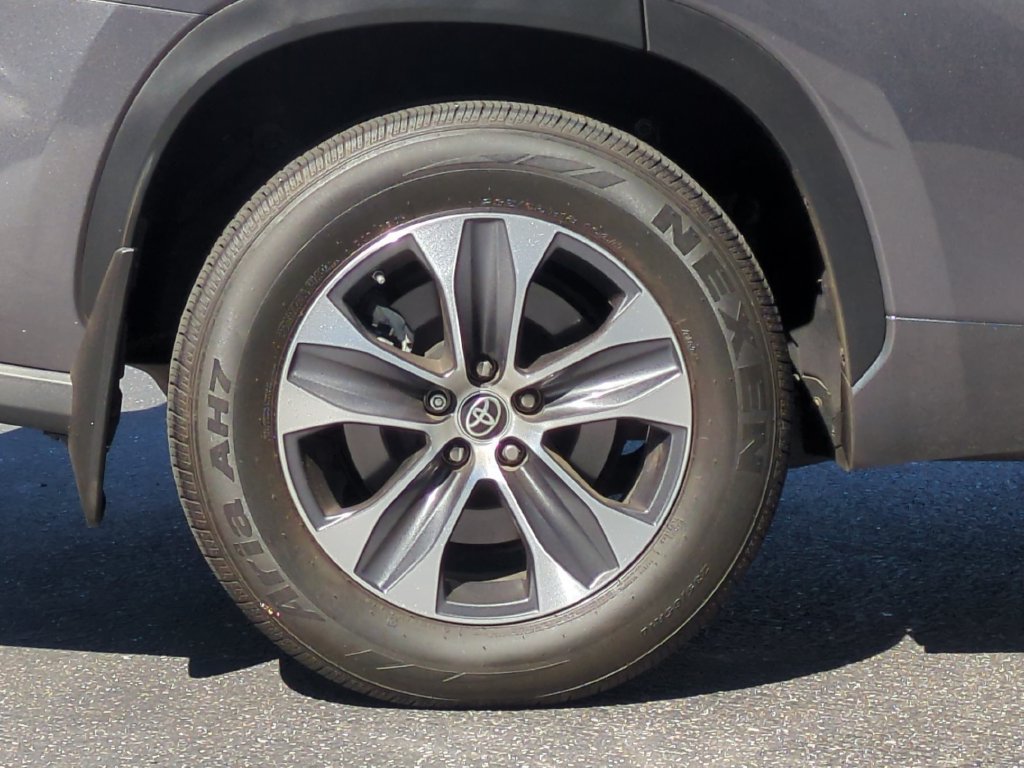 Used 2024 Toyota Highlander XLE AWD/4WD image 9