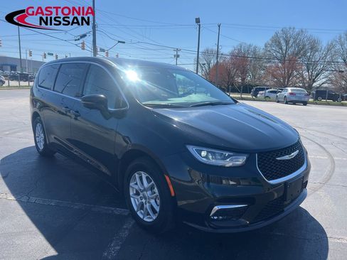 Used 2024 Chrysler Pacifica Touring-L FWD image 9