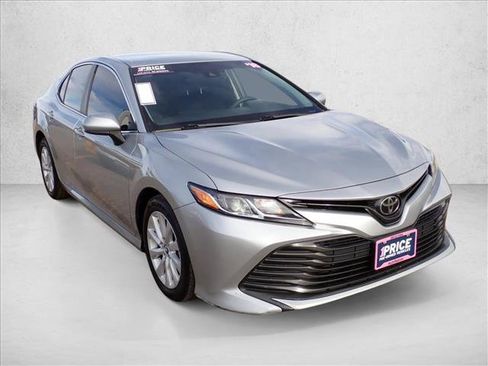 Used 2018 Toyota Camry LE image 5