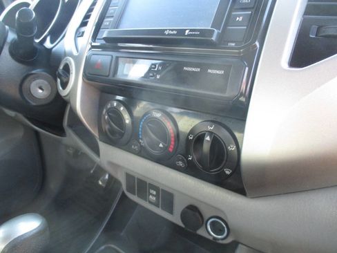 Used 2014 Toyota Tacoma Base 4x4 4dr Access Cab 6.1 ft image 34