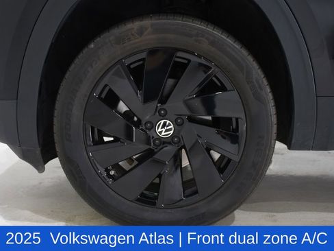Used 2025 Volkswagen Atlas SE FWD image 6