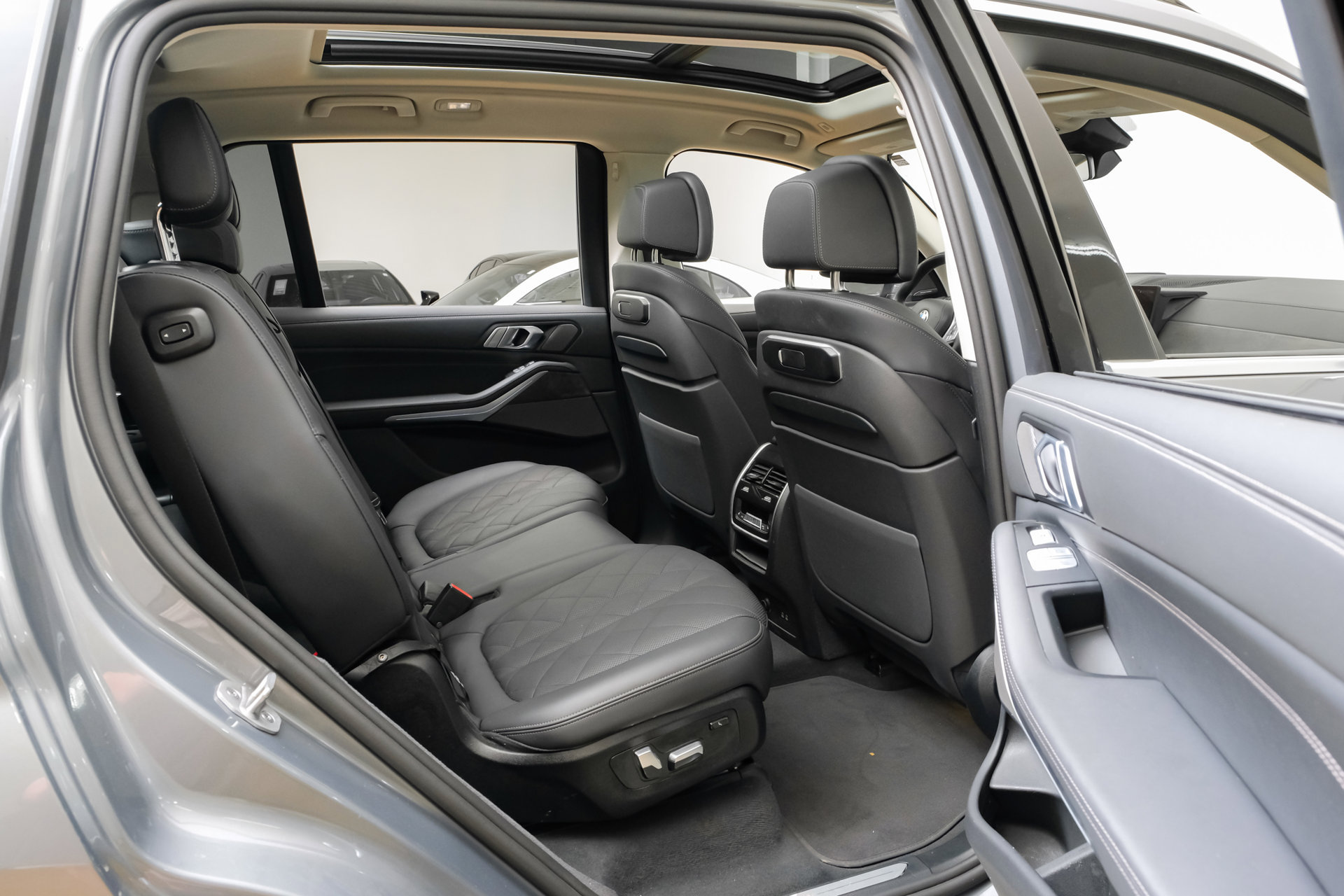 Used 2025 BMW X7 xDrive40i AWD/4WD image 48