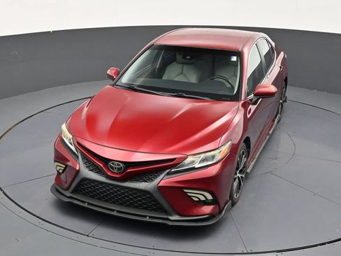 Used 2018 Toyota Camry SE FWD image 19