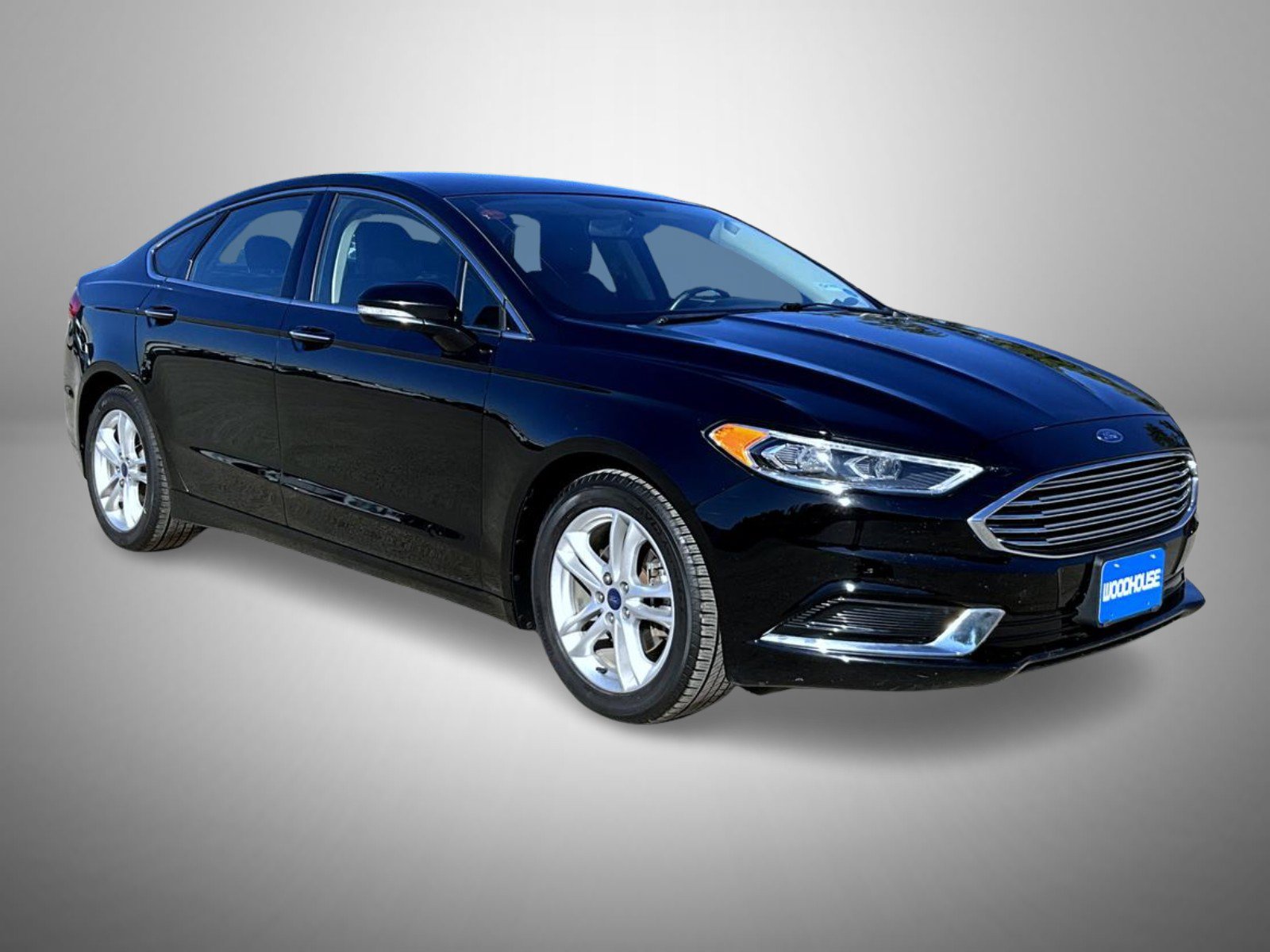 Used 2018 Ford Fusion SE w/ Fusion SE Technology Package FWD image 3