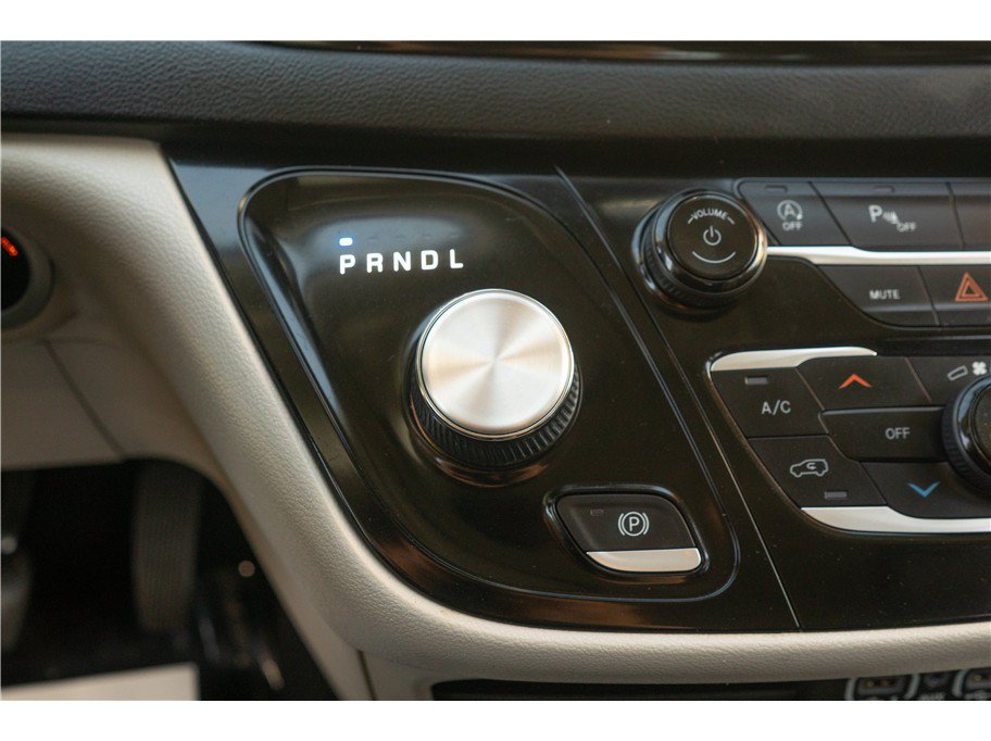 Used 2023 Chrysler Pacifica Touring-L FWD image 15