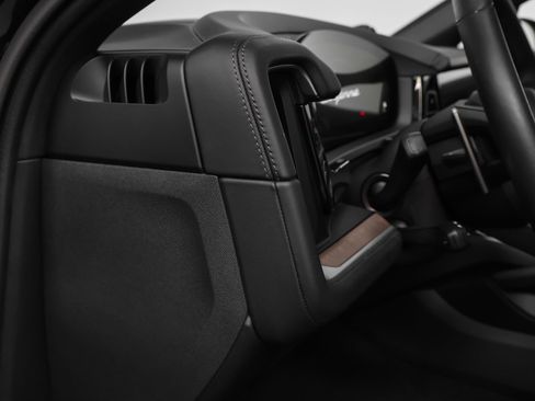 Certified 2024 Porsche Cayenne Coupe AWD/4WD image 32