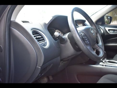 Used 2018 Nissan Pathfinder SV image 16
