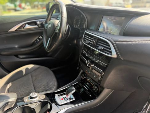 Used 2018 INFINITI QX30 FWD image 16