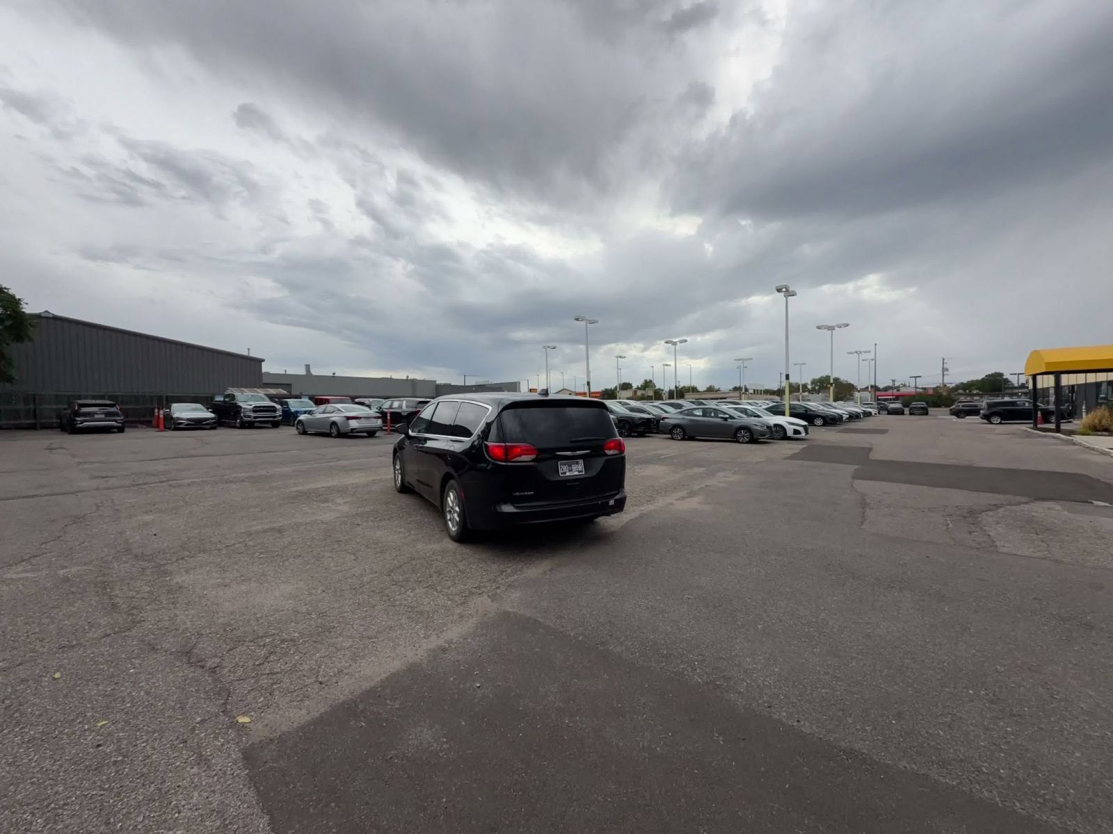 Used 2023 Chrysler Voyager LX FWD image 9