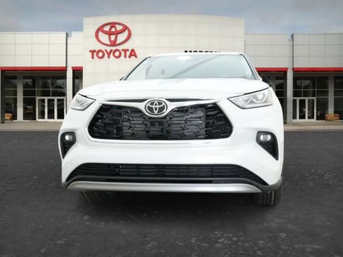 New 2026 Toyota Highlander Platinum image 9