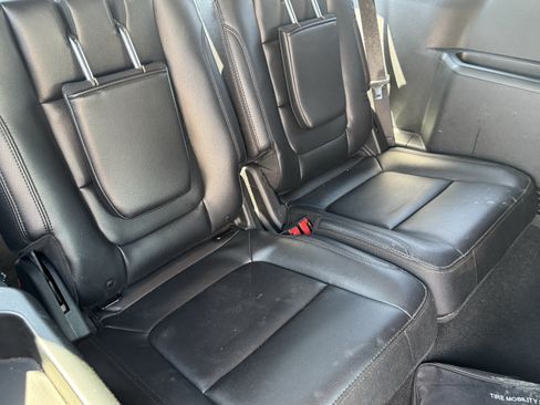 Used 2019 Ford Explorer XLT w/ Equipment Group 202A FWD image 17