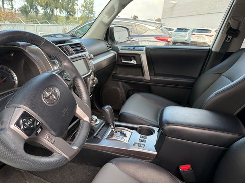 Used 2018 Toyota 4Runner SR5 Premium image 6