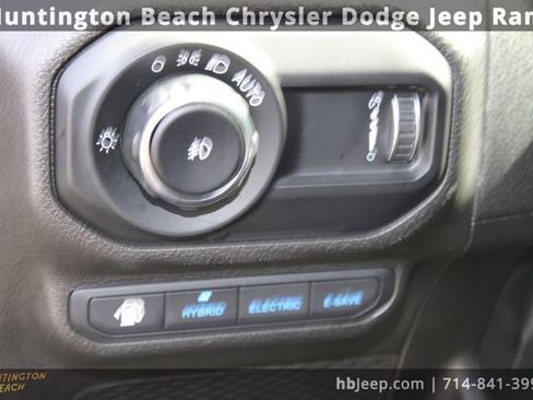 Used 2023 Jeep Wrangler Unlimited Sahara image 39