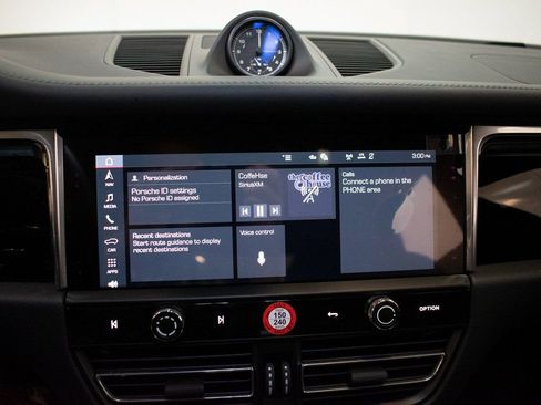 Certified 2025 Porsche Macan image 27