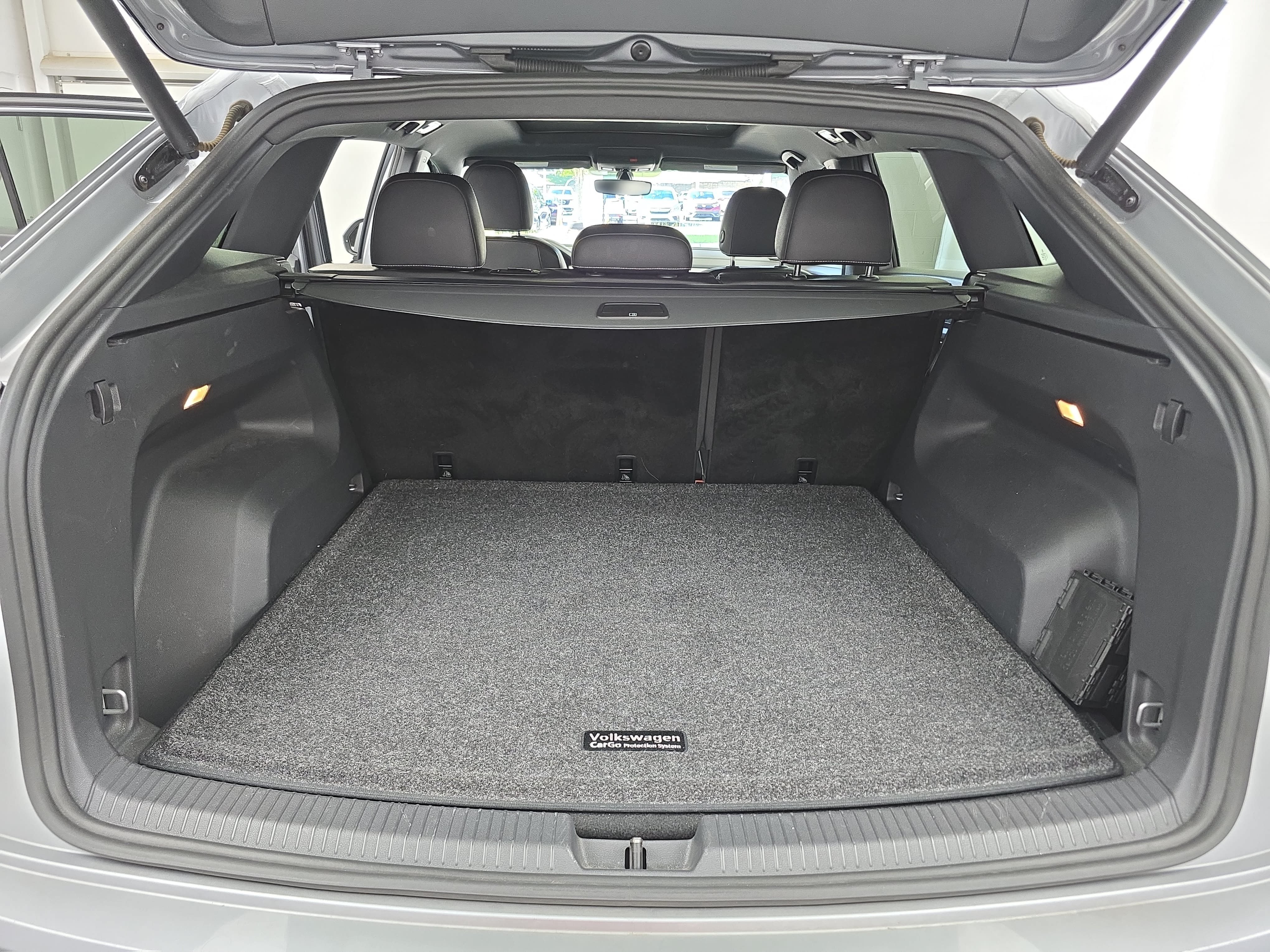 Used 2020 Volkswagen Atlas Cross Sport SE w/ Panoramic Sunroof Package FWD image 12