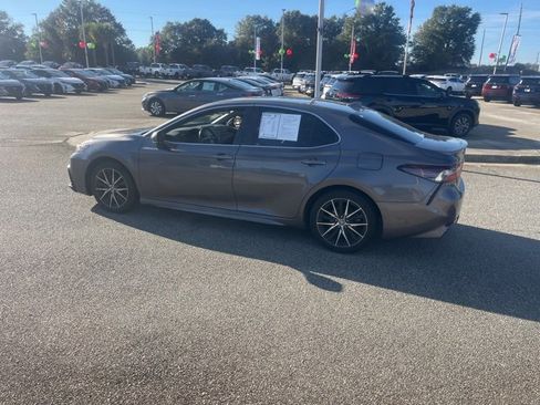 Used 2024 Toyota Camry SE image 4