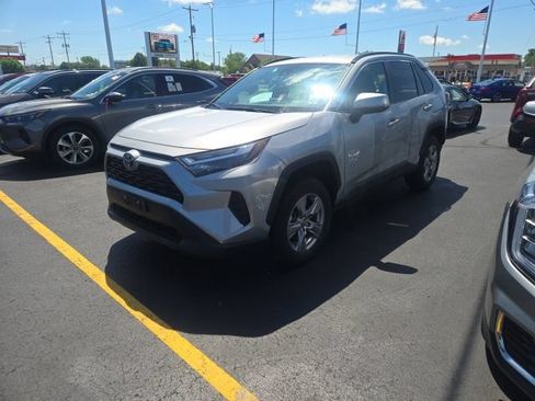 Used 2025 Toyota RAV4 XLE AWD/4WD image 3