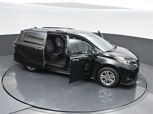 Used 2022 Toyota Sienna XSE image 68