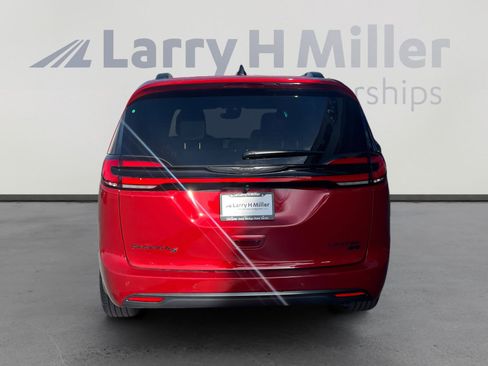 New 2026 Chrysler Pacifica Limited image 4