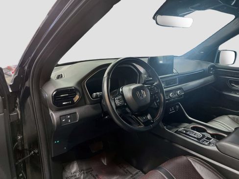 Used 2025 Honda Pilot Black Edition image 9