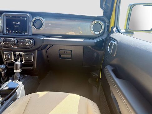 Used 2022 Jeep Wrangler Unlimited Sahara w/ Cold Weather Group AWD/4WD image 17