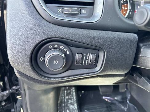 Certified 2023 Jeep Renegade Latitude w/ Sun/Sound Group AWD/4WD image 20
