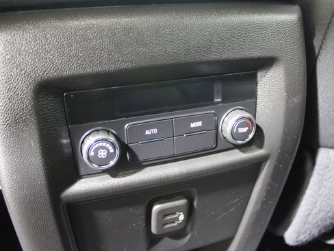 Used 2023 Chevrolet Traverse LT FWD image 23