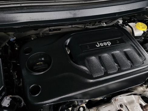 Used 2019 Jeep Cherokee Latitude Plus w/ Cold Weather Group image 48