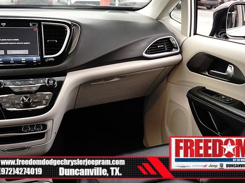 Certified 2024 Chrysler Pacifica Touring-L image 38