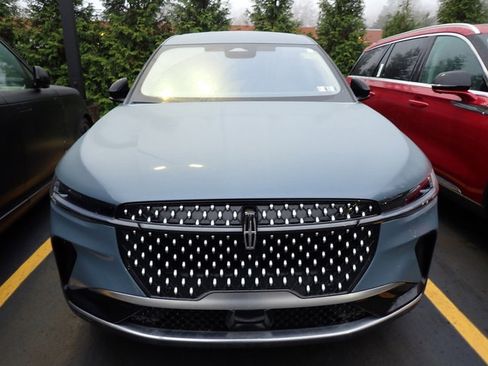 Certified 2025 Lincoln Nautilus Premier image 3