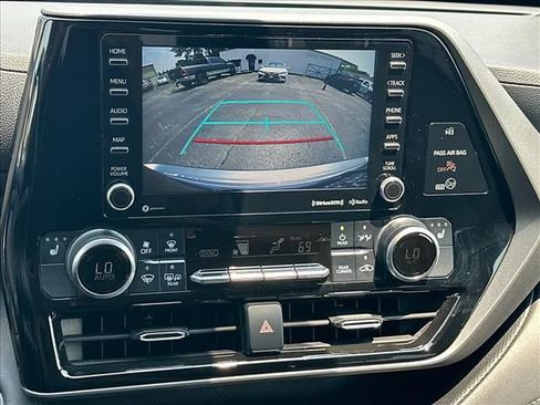 Used 2021 Toyota Highlander XLE FWD image 31